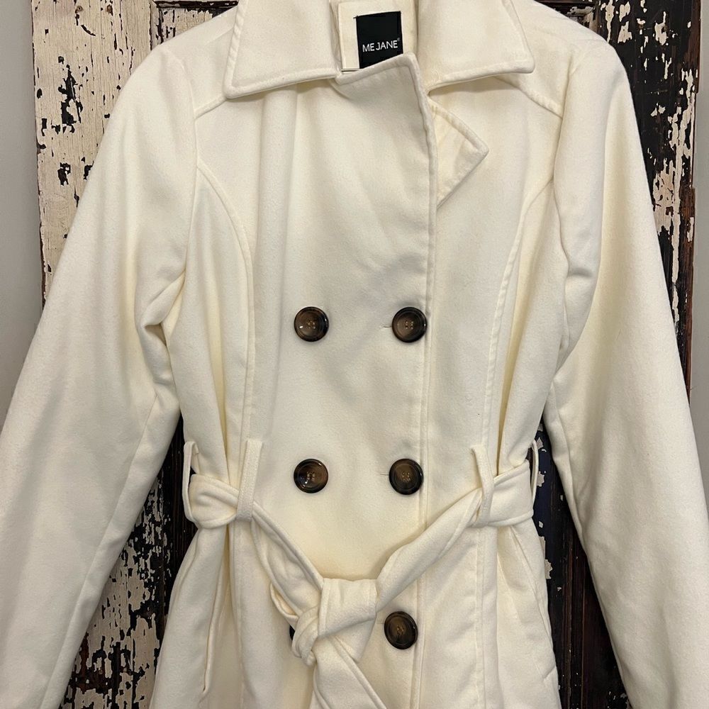 Me Jane Women’s White lightweight fall/winter coat. Size Medium.